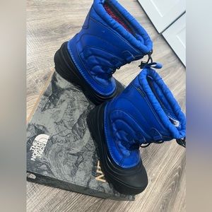 The north face snow boots for boys size 2 color blue.
